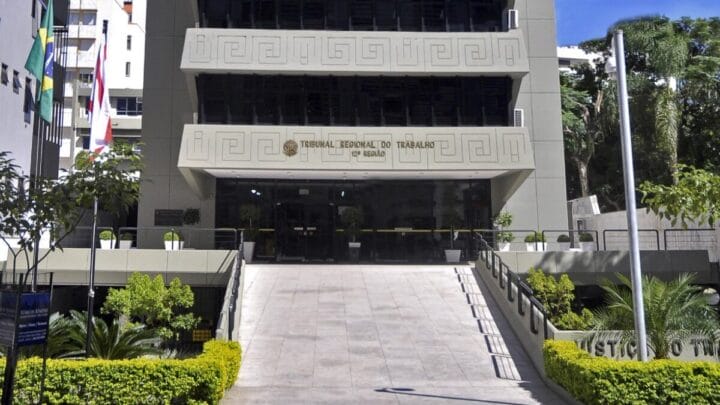 Rede de supermercados de SC desiste de contratar trabalhadora transgênero e é condenada a pagar R$ 37 mil