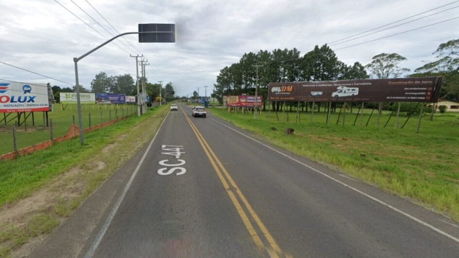 Ciclista é atropelado por caminhão e fica gravemente ferido em Araranguá, no Sul de SC