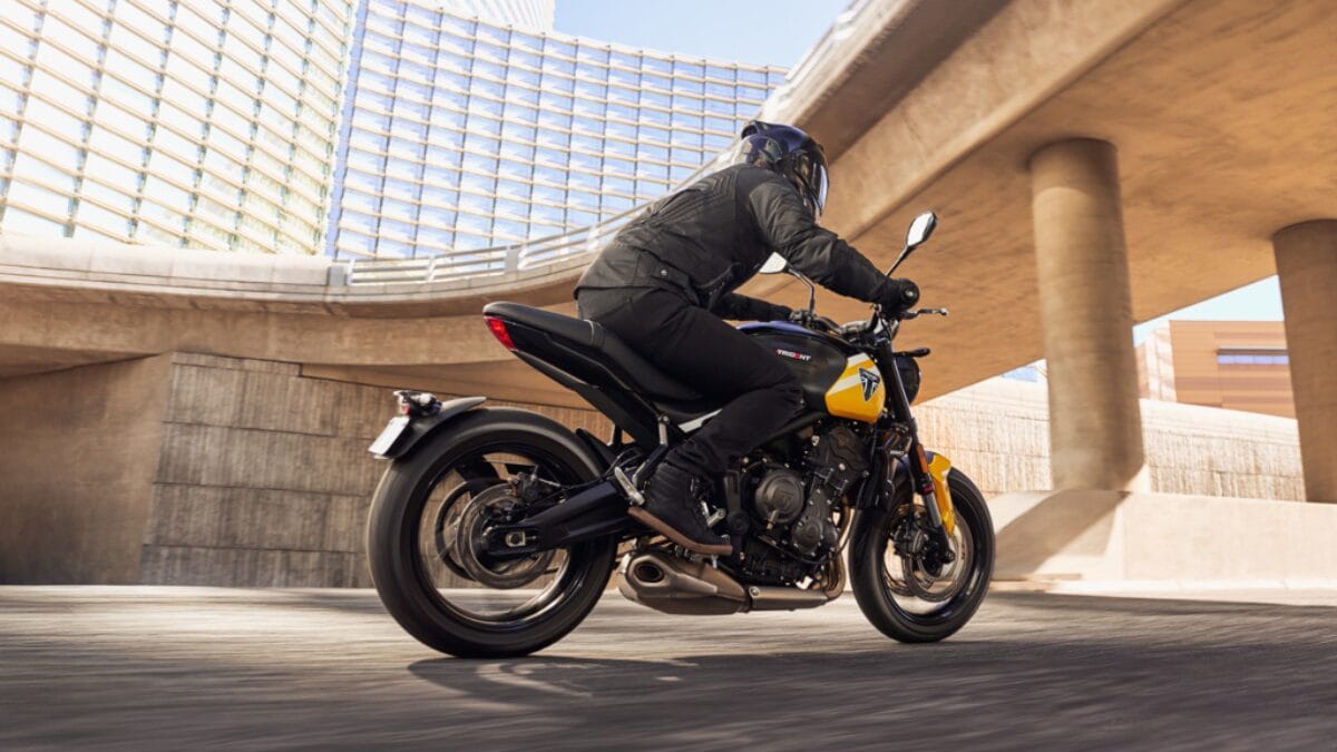 Linha 2025 da Triumph Trident 660 chega mais equipada