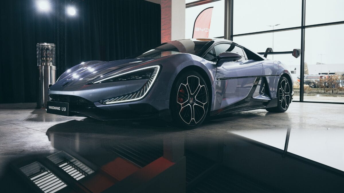 Conheça a incrível marca que tem carros que saltam e flutuam