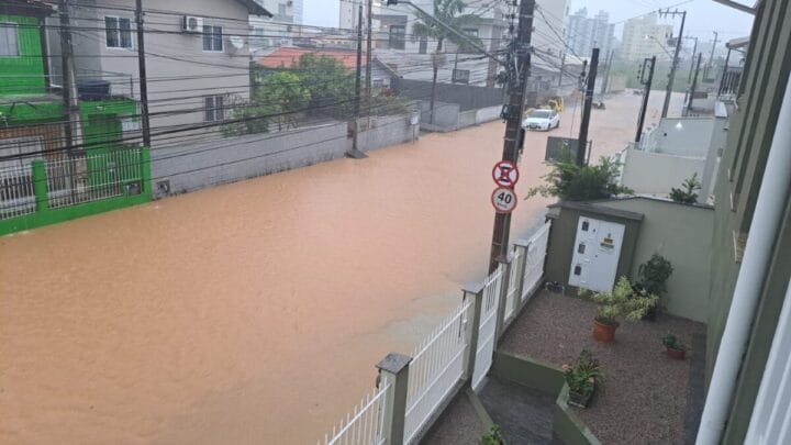VÍDEO: Palhoça, na Grande Florianópolis, recebe chuva prevista para um mês em apenas uma hora