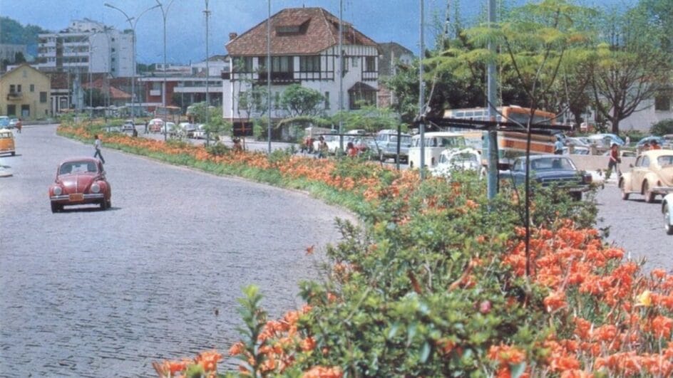 Avenida JK, no Centro de Joinville, no fim da década de 1970 (Foto: Arquivo AN)