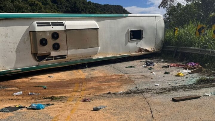 Ônibus tombou no Km 16 (Foto: Guilherme Barbosa, NSC TV)