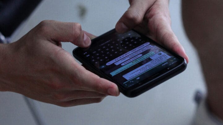 Uso de celulares em escolas foi proibido em nova lei federal (Foto: Banco de imagens)