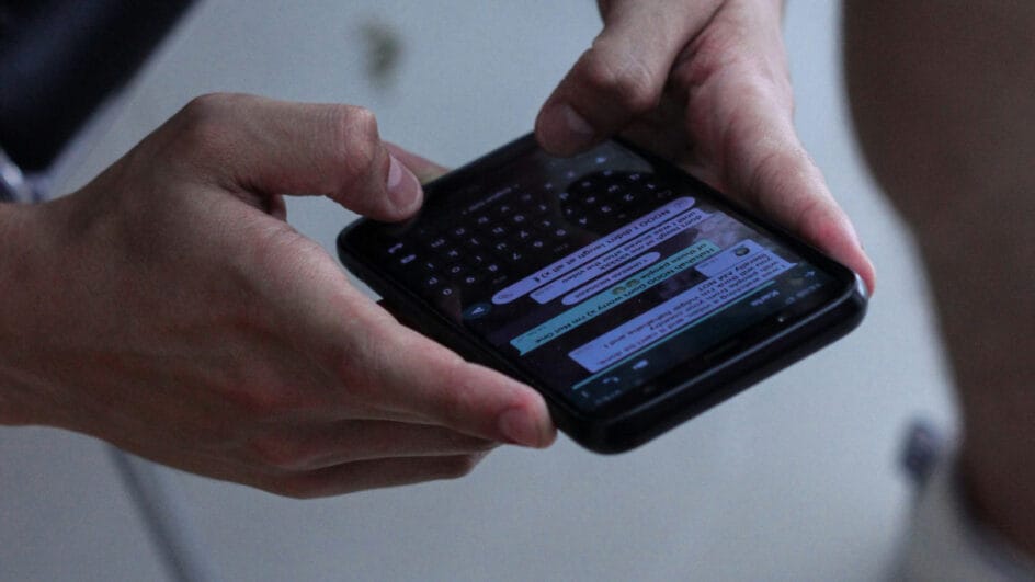 Uso de celulares em escolas foi proibido em nova lei federal (Foto: Banco de imagens)