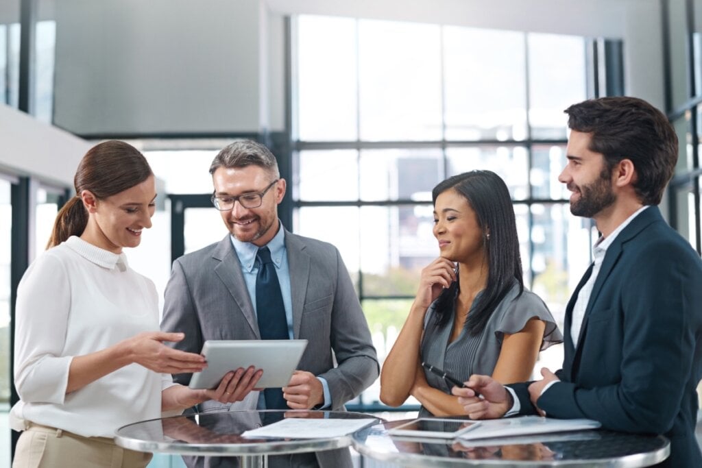 Compartilhar as metas com colegas ajuda a cultivar uma importante rede de apoio, essencial para momentos de desafios (Imagem: PeopleImages.com – Yuri A | Shutterstock)