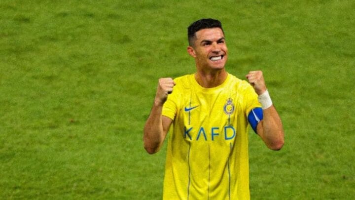 Imagem mostra Cristiano Ronaldo usando a camisa amarela e de punhos fechados celebrando