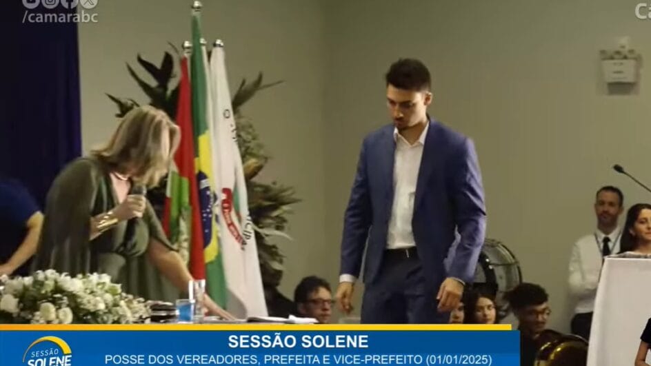Jair Renan Bolsonaro toma posse