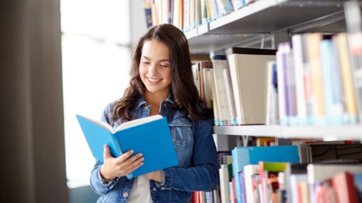 O Dia do Leitor é uma ótima oportunidade para conhecer novos livros (Imagem: Ground Picture | Shutterstock)
