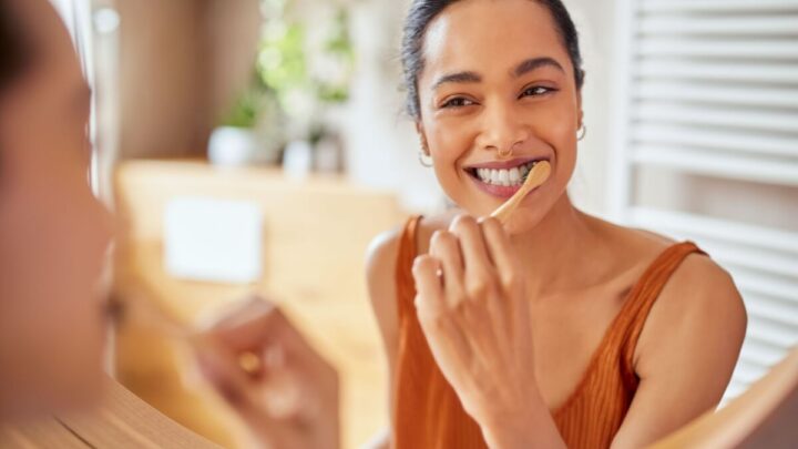 O cuidado com a saúde bucal é essencial para prevenir doenças (Imagem: Rido | Shutterstock)