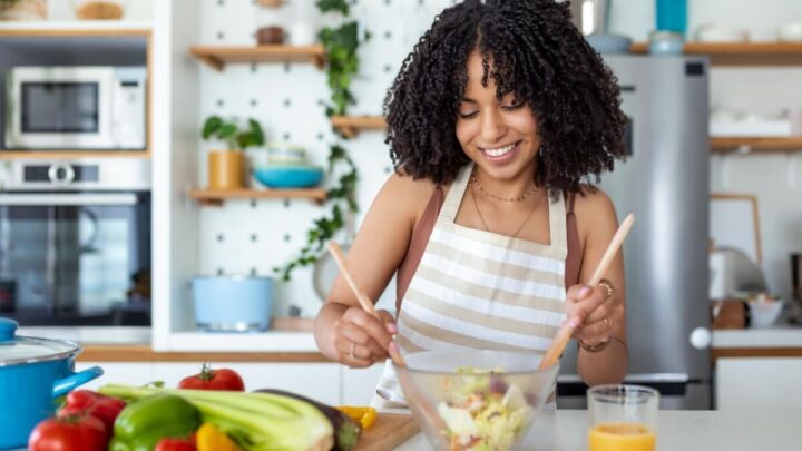 O cuidado com a alimentação é importante para ajudar a controlar a TPM (Imagem: Photoroyalty | Shutterstock)