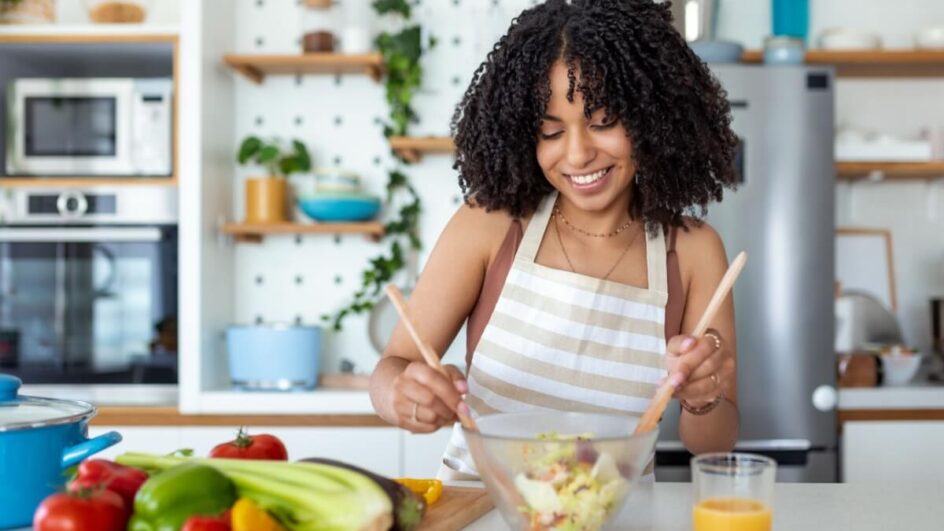 O cuidado com a alimentação é importante para ajudar a controlar a TPM (Imagem: Photoroyalty | Shutterstock)