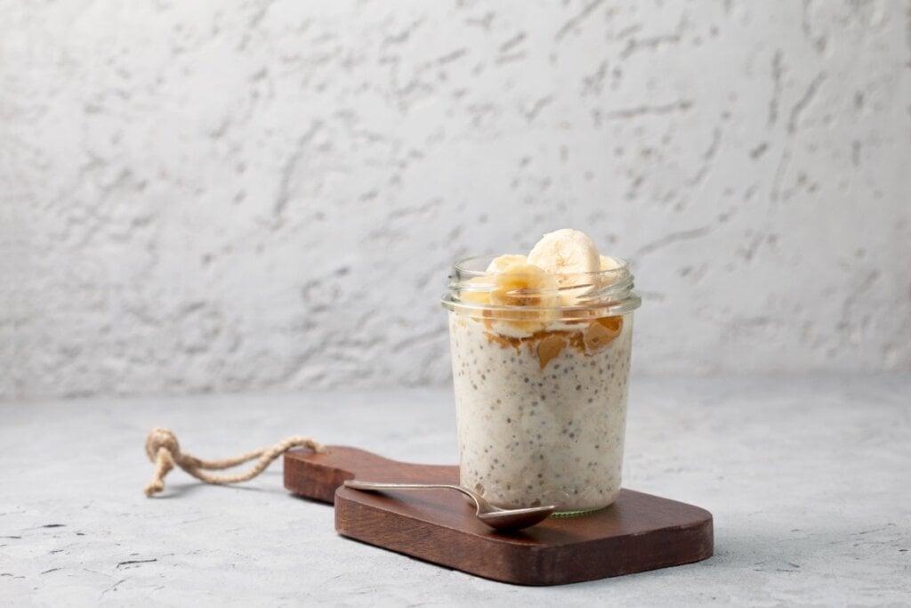 Overnight oats com pasta de amendoim (Imagem: natashamam | Shutterstock)