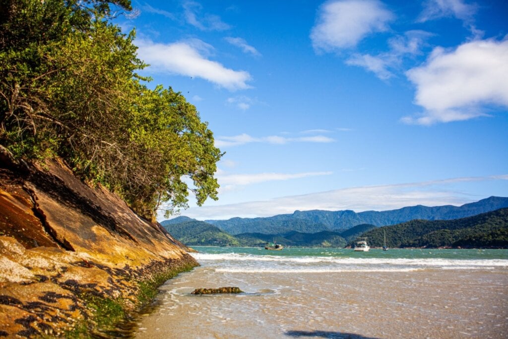 A Praia do Lázaro tem uma paisagem encantadora (Imagem: Joao D’Andretta | Shutterstock)