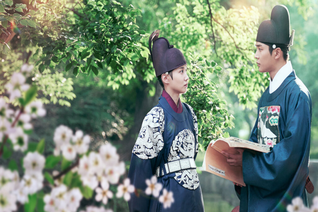 Em ‘O rei de porcelana’, Lee Hwi enfrenta diversos desafios para manter sua identidade após se apaixonar por Ji-woon (Imagem: Reprodução digital | Netflix)