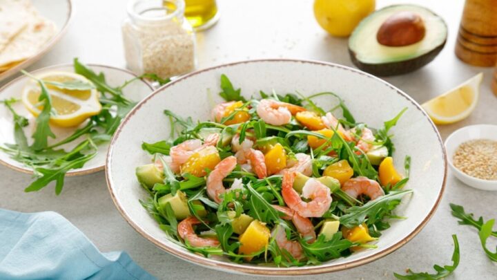 Salada de camarão com manga (Imagem: Sea Wave | Shutterstock)
