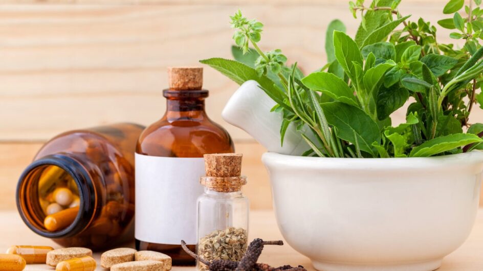 Plantas medicinais e fitoterápicos são utilizados para combater problemas de saúde (Imagem: Shutterstock)