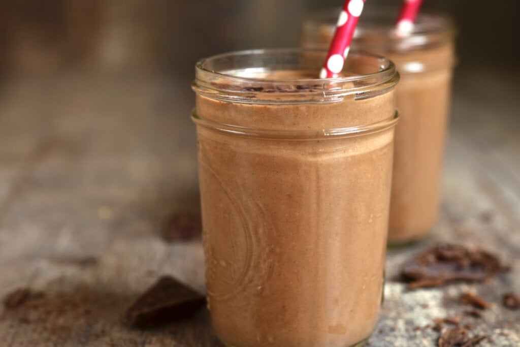 Shake vegano de cacau e amêndoas (Imagem: Liliya Kandrashevich | Shutterstock)