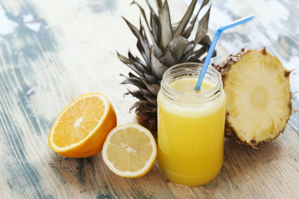 Suco de abacaxi, laranja e limão-siciliano (Imagem: Aleksandra Kovac | Shutterstock)