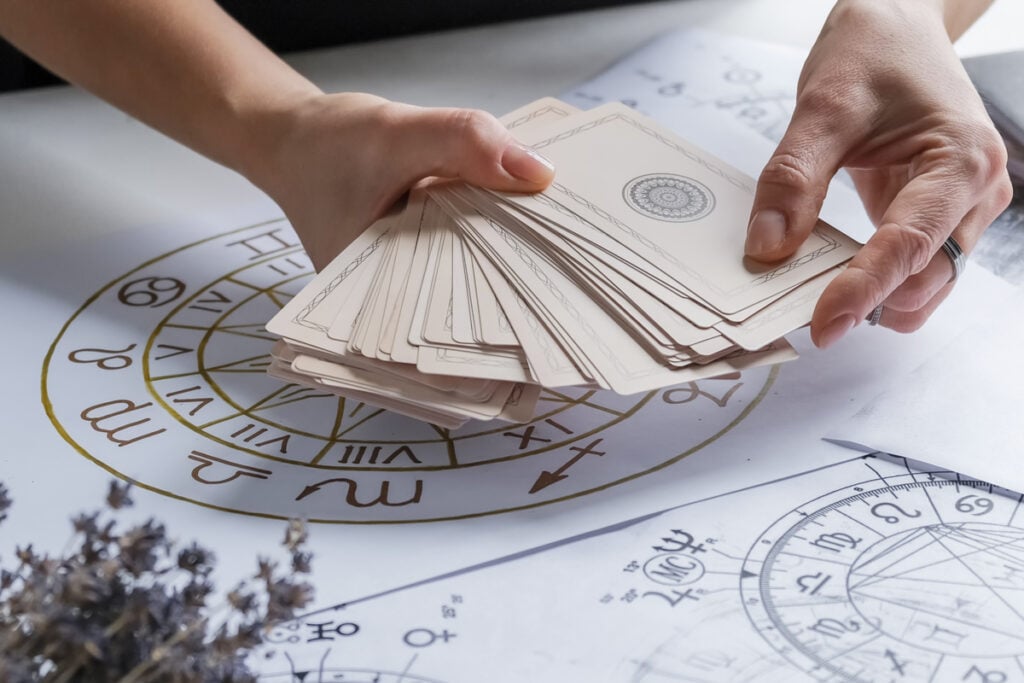 A orientação do tarot deve ser utilizada apenas como um guia (Imagem: Shyntartanya | Shutterstock)