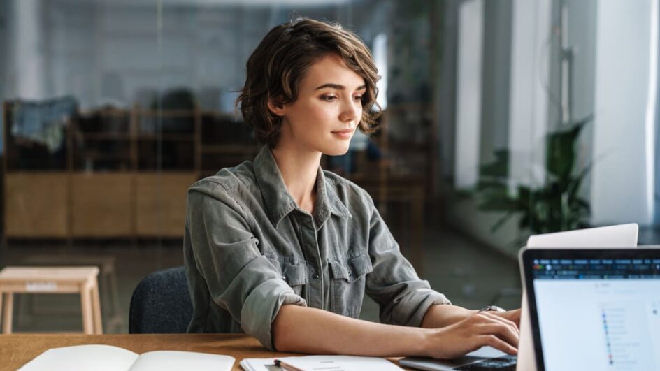 Alguns comportamentos devem ser evitados no trabalho (Imagem: Dean Drobot | Shutterstock)