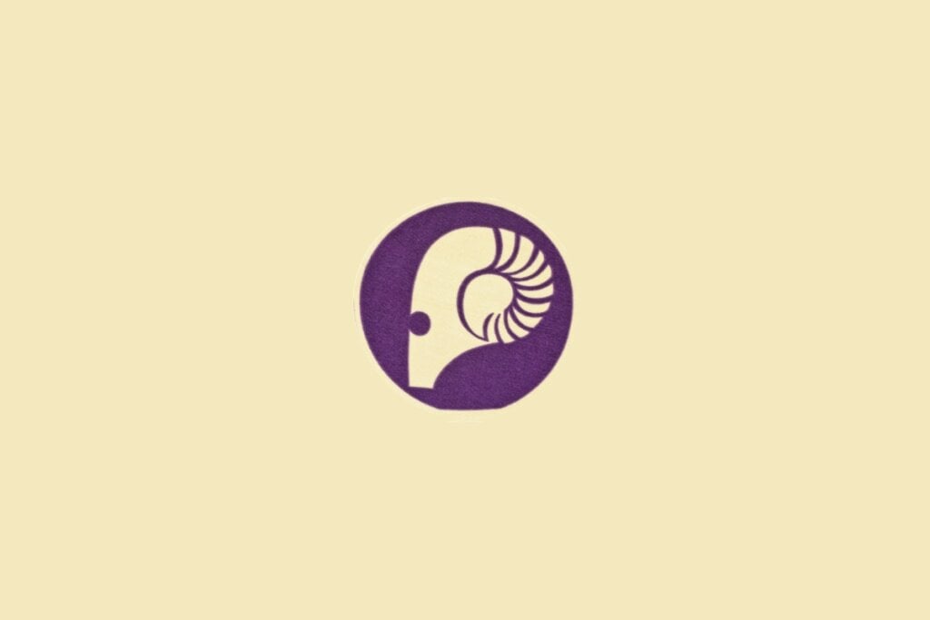 Ilustra&ccedil;&atilde;o minimalista do signo de &Aacute;ries, representado por um carneiro estilizado em c&iacute;rculo roxo sobre fundo bege