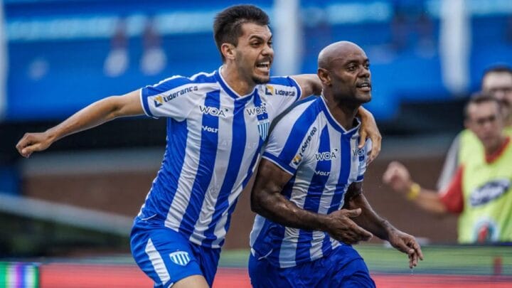 Vagner Love foi o cara do jogo na vitória do Avaí, com dois gols (Foto: Fabiano Rateke, Avaí FC)