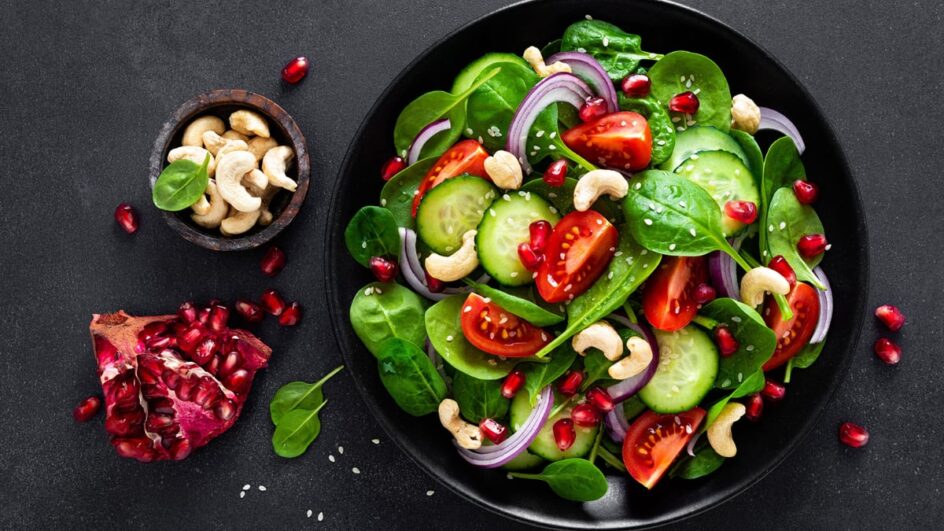 Salada de espinafre com castanha-de-caju (Imagem: Sea Wave | Shutterstock)