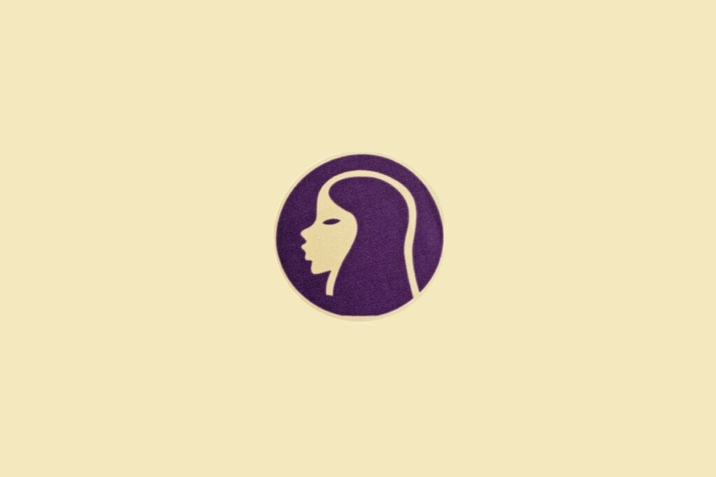Ilustra&ccedil;&atilde;o minimalista do signo de Virgem, com o perfil de um rosto feminino em c&iacute;rculo roxo sobre fundo bege