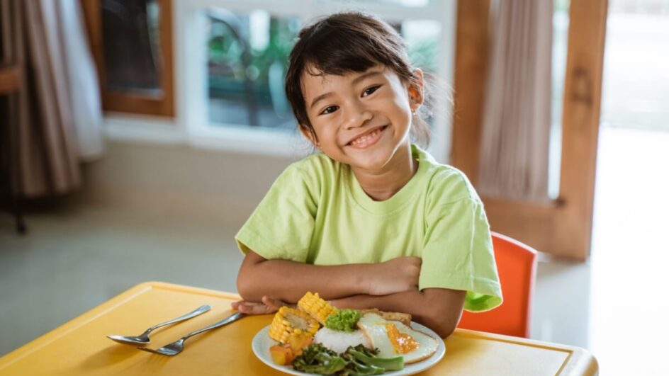 A alimentação equilibrada é essencial para o crescimento saudável (Imagem: Oakland Images | Shutterstock)
