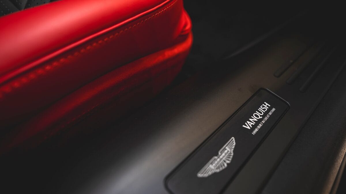 Conheça o novo carro de James Bond antes dele mesmo dirigi-lo