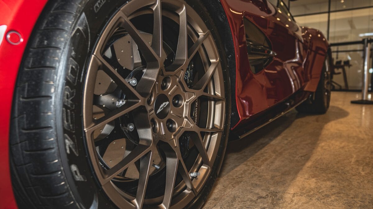 Conheça o novo carro de James Bond antes dele mesmo dirigi-lo