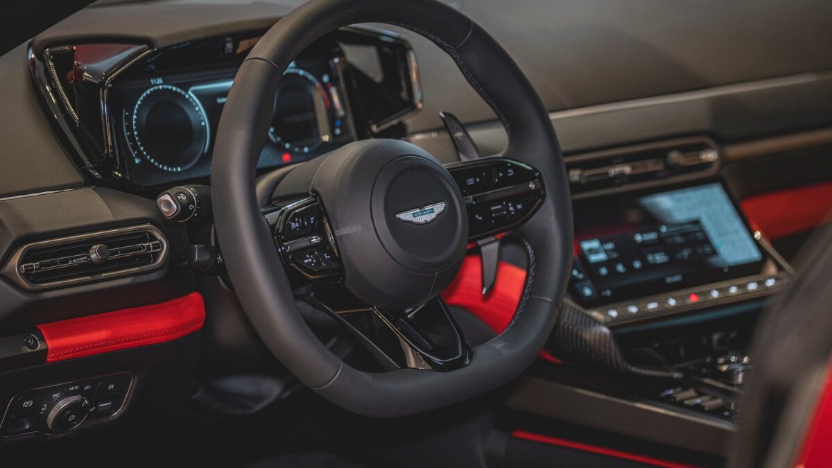 Conheça o novo carro de James Bond antes dele mesmo dirigi-lo