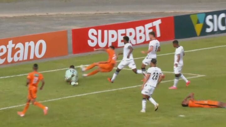 Imagem mostra jogador próximo de atingir a cabeça do goleiro do Figueirense