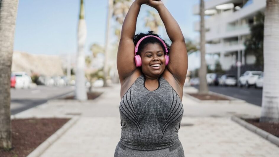 Incluir atividades físicas na rotina aumenta a saúde e o bem-estar do corpo (Imagem: Tint Media | Shutterstock)