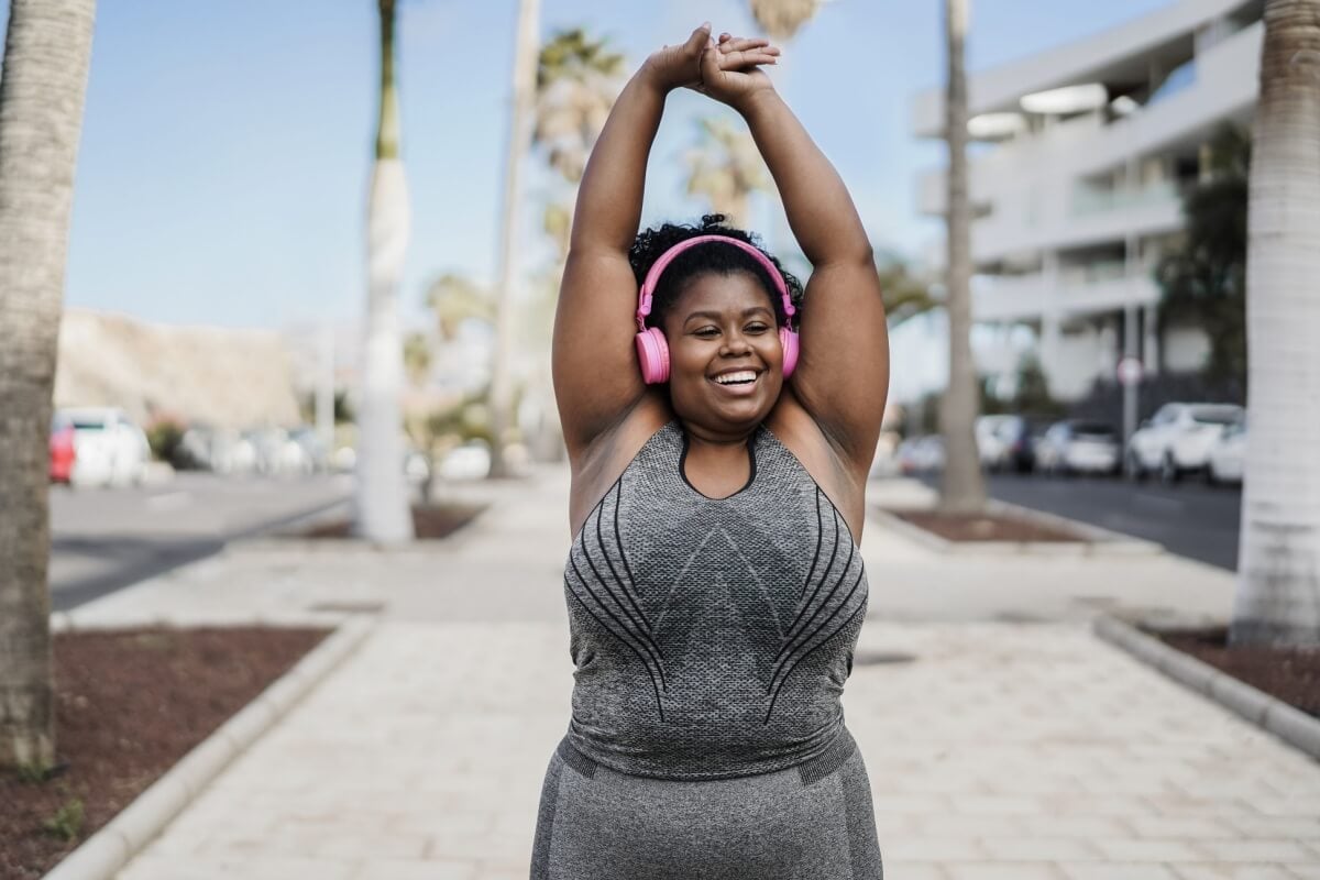 Incluir atividades físicas na rotina aumenta a saúde e o bem-estar do corpo (Imagem: Tint Media | Shutterstock)