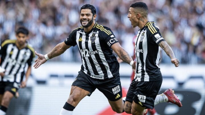 Imagem mostra Hulk e Arana com a camisa preta e branca listrada do Atlético-MG