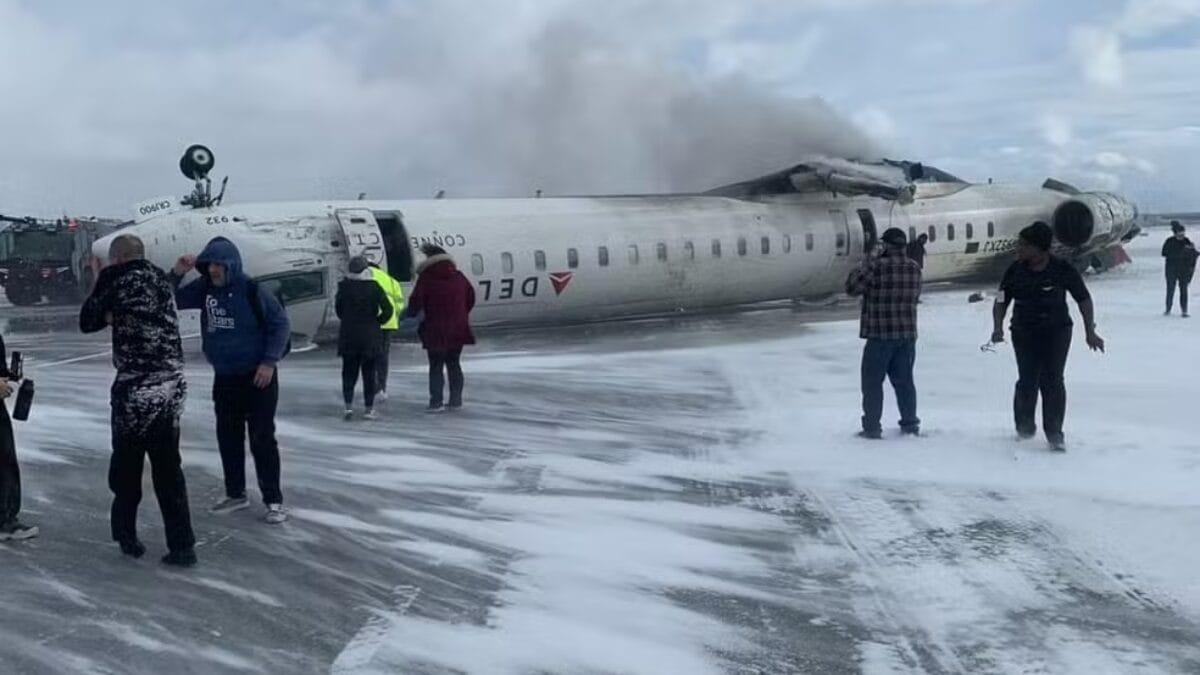 Avião capota durante o pouso e ao menos oito pessoas ficam feridas no Canadá