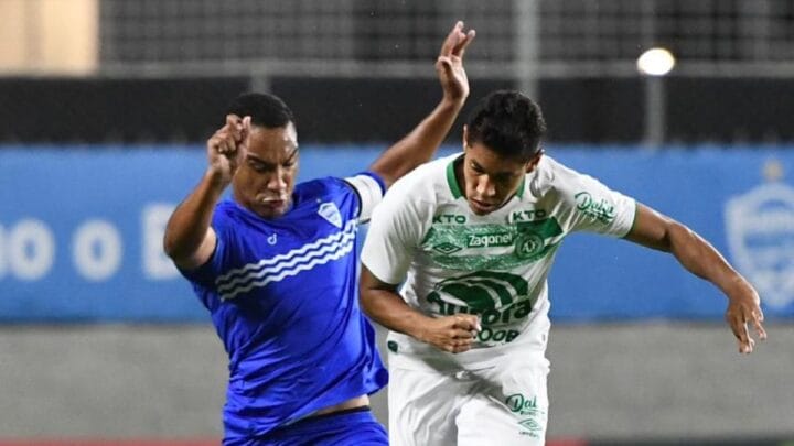 Imagem mostra jogador do Barra com camisa azul e da Chapecoense com camisa branca e detalhes em verde