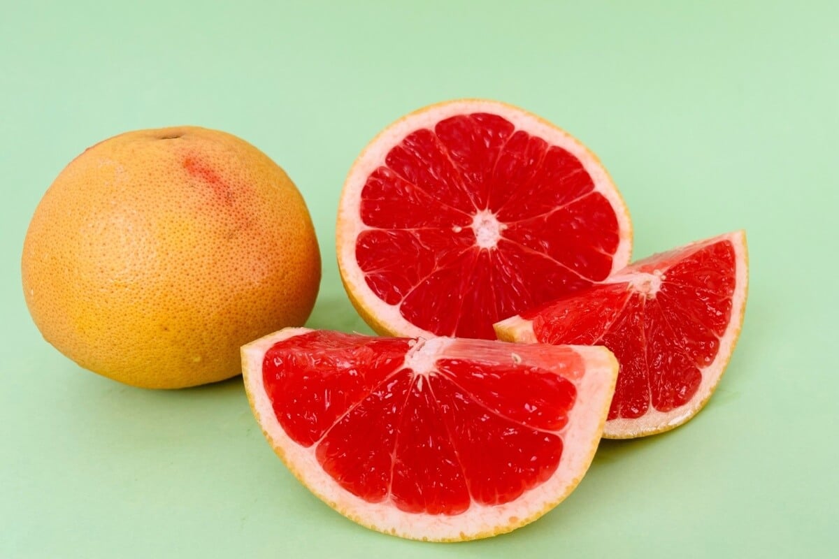 A toranja é rica em nutrientes que oferecem inúmeros benefícios para a saúde (Imagem: Siti Fatonah476 | Shutterstock)