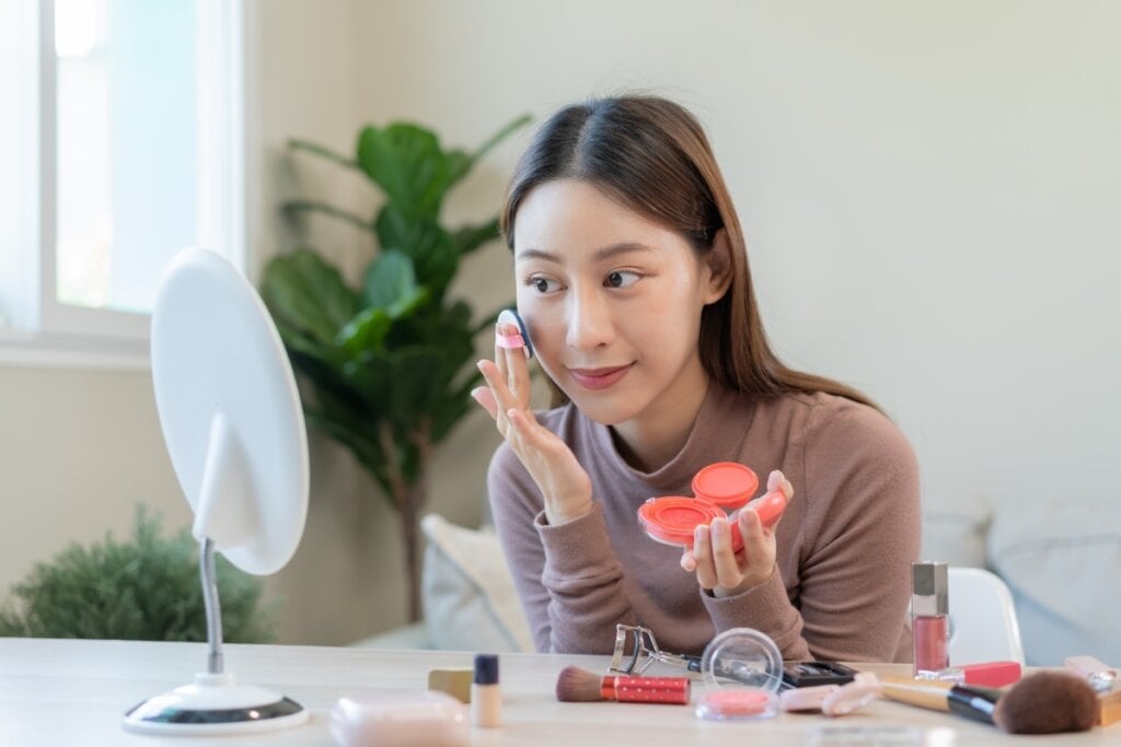 O grande atrativo do blush cintilante é a sua versatilidade para criar visuais (Imagem: Kmpzzz | Shutterstock)