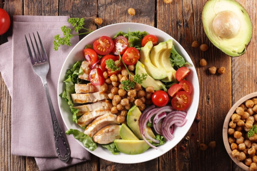 Buddha bowl de frango e grão-de-bico (Imagem: margouillat photo | Shutterstock)