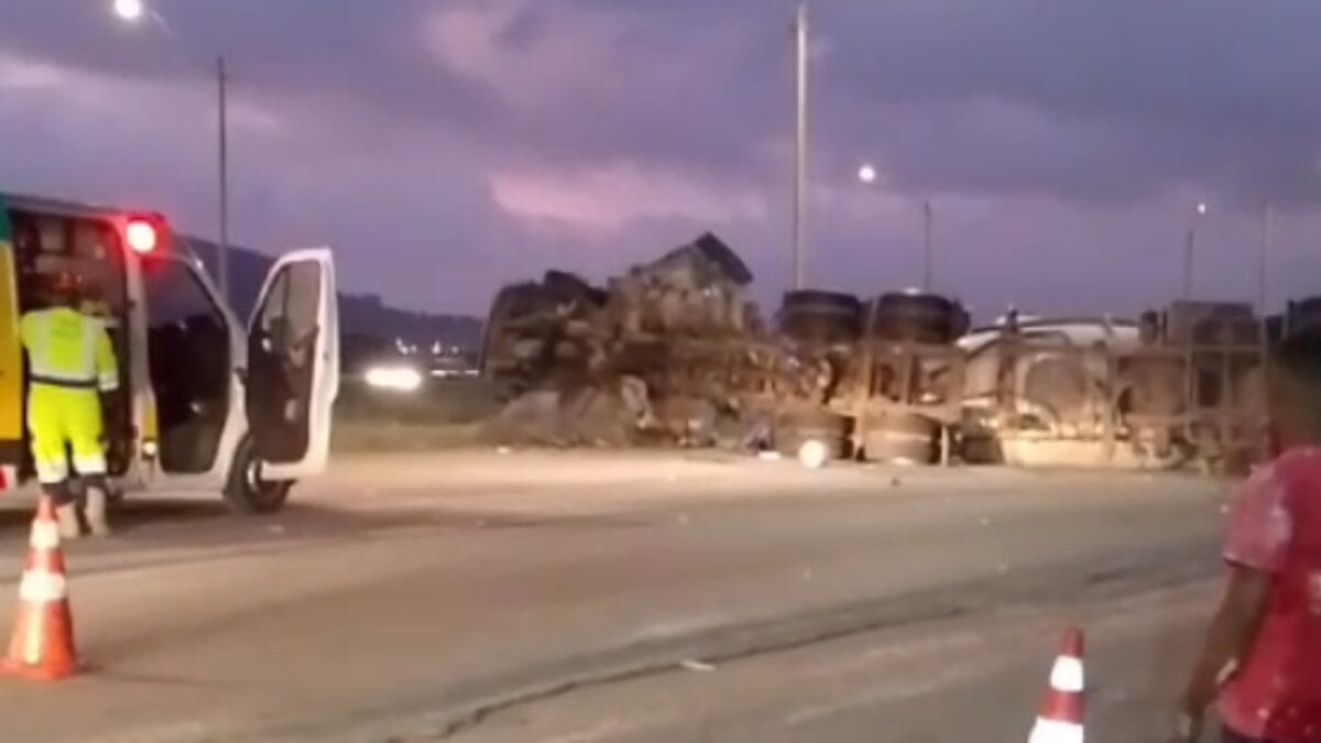 Carreta tombada interdita BR-101 sentido Sul, em Porto Belo
