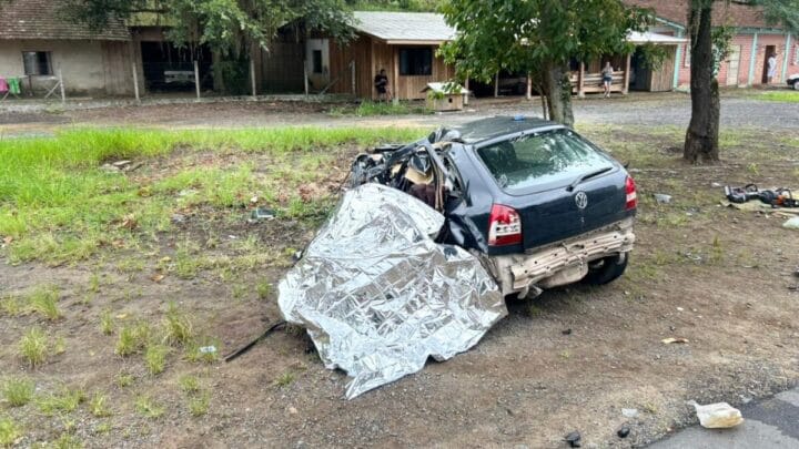 Acidente entre carro e carreta deixa três pessoas mortas e uma em estado grave na BR-470 em SC