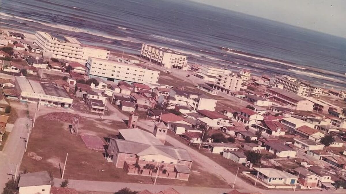 Fotos antigas mostram como era a praia queridinha dos gaúchos em SC no século passado 