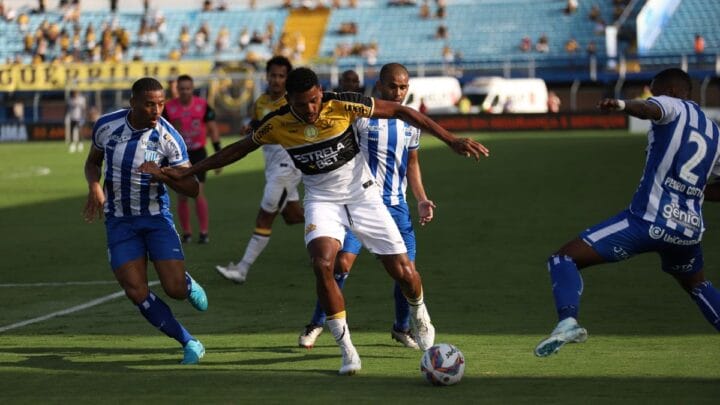 Criciúma atropelou o Avaí no primeiro tempo na Ressacada (Foto: Celso da Luz, CEC)