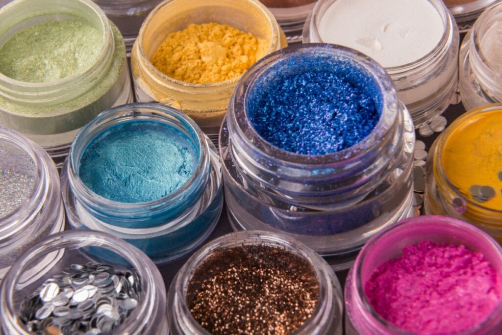O glitter ecológico e tintas específicas para pele sensível são os mais indicados para o Carnaval (Imagem: Alexander Lukatskiy | Shutterstock)