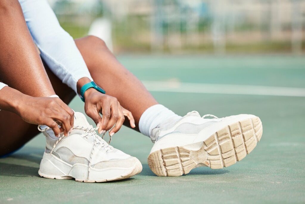 Opte por sapatos confortáveis para aproveitar o Carnaval (Imagem: PeopleImages.com – Yuri A | Shutterstock)