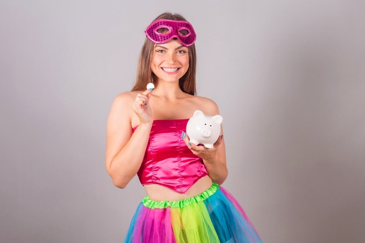 Estratégias simples permitem que os foliões curtam o Carnaval sem comprometer o orçamento (Imagem: Pedro Ignacio | Shutterstock)