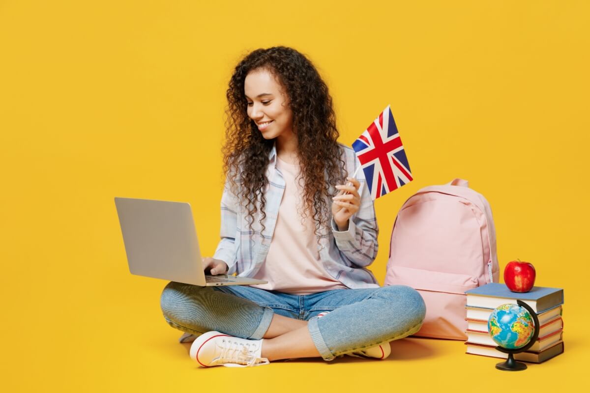 O ensino bilíngue favorece a formação acadêmica e o desenvolvimento de habilidades cognitivas (Imagem: ViDI Studio | Shutterstock)